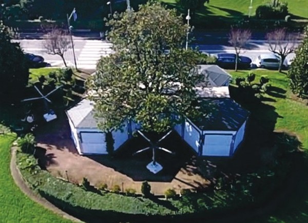 fotografia dell'area interessata dal documento. Si vedono in primo piano due chioschi esagonali bianchi con al centro della fotografia un albero ad alto fusto, attorno area verde pubblico.