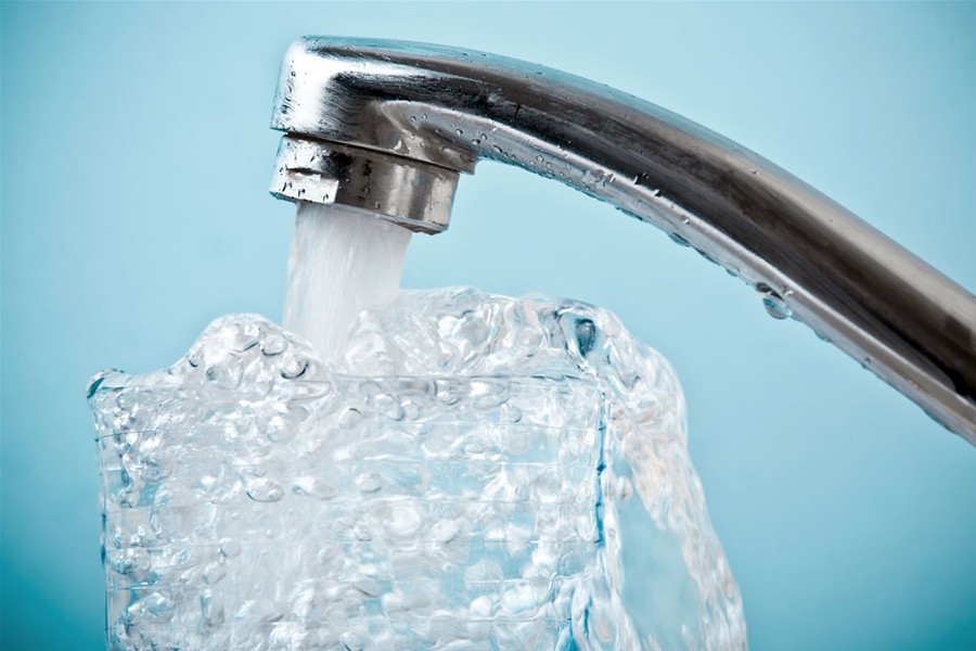 avviso acqua potabile divieto di utilizzo, immagine con rubinetto aperto.